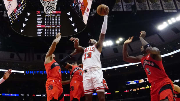 Toronto Raptors forward Scottie Barnes (4) defends Chicago Bulls Torey Craig (13) during the first half at United Center
